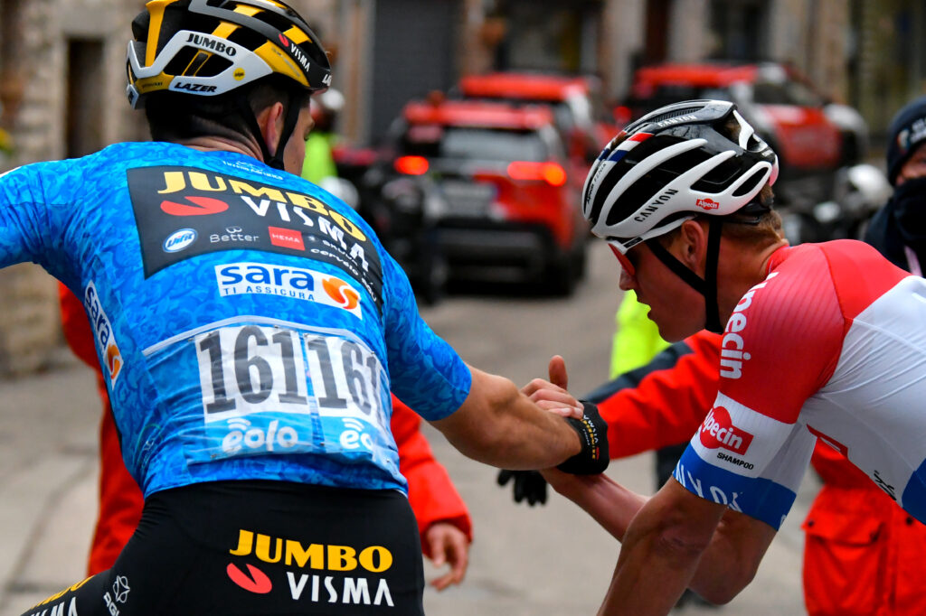 Wout van Aert gratuluje Mathieu van der Poelovi 3. etapa Tirreno - Adriatico 2021